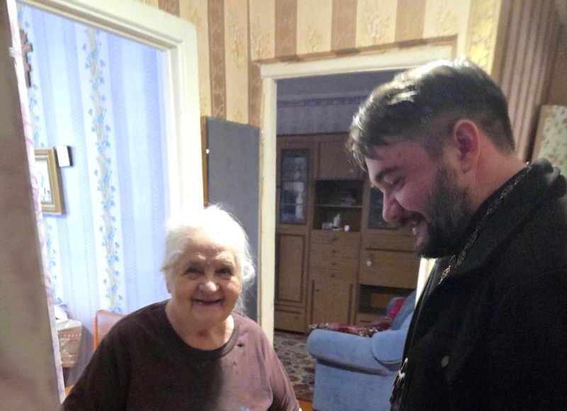 Благочинный Белокурихинского округа посетил престарелых прихожан Пантелеимоновского собора 